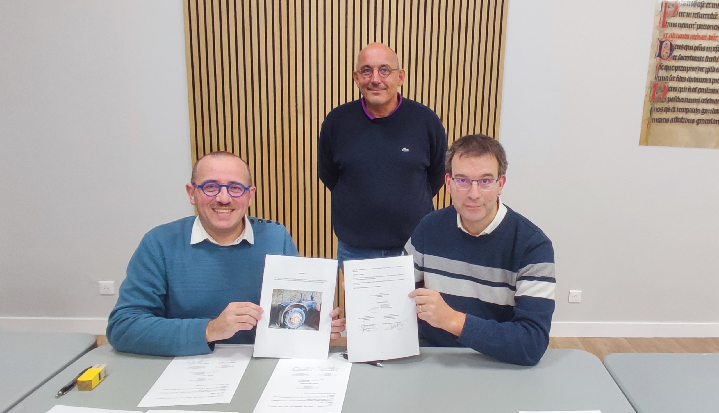Signature de la convention de dépôt du tracteur Lanz Bulldog au musée Guerre et Paix (archives départementales, 6 novembre 2024)